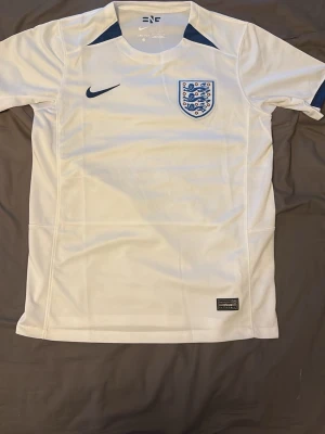 Vit England fotbollströja från Nike - Säljer en vit England fotbollströja från Nike. HELT NYA! 