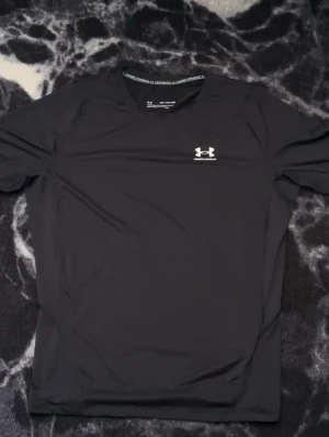 Herr t-shirt svart Under Armour - Säljer denna Under Armour tshirt. Använt den ett fåtal gånger. Skicka ett DM vid intresse! 😃