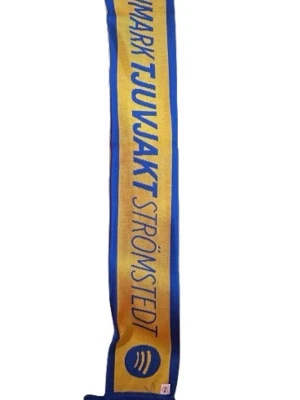 Limited edition Tjuvjakt (Sverige Halsduk) - Supporterhalsduk i blått och gult med texten 'HEJA SVERIGE!' på ena sidan och 'TJUVJAKT STRÖMSTEDT' på andra. Halsduken har Spotify-logga i båda ändar och är perfekt för att visa ditt stöd på matchen eller konserten. Detta är en collab med deras remix på gräver guld i usa och är limited edition och går endast att få om man  var topp lyssnare på tjuvjakt på Spotify. Därmed väldigt sällsynt 