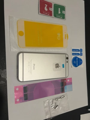 iPhone 6 baksida / silver  - Säljer en iPhone 6 silver baksida, en SIM-korthållare, knappar , skärmskydd och en uppsättning rengöringsdukar. baksida för iPhone 6, perfekt för att ersatta en skadad baksida, kontakta mig om du undrar över något
