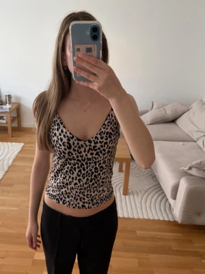 Linne med leopardmönster - Säljer en snygg linnetopp med leopardmönster, axelbanden är svarta. Är från Bik Bok i storlek XS. Pris kan diskuteras, hör av er vid intresse! 