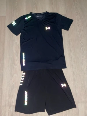Svart Under Armour set - Säljer Svart Under Armour sett i storlek M. Priset är inte fast så skicka prisförslag kan även gö paketpris med den andra.