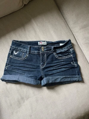 Lågmidjade jeansshorts  - Superfina lågmidjade jeansshorts med unika bakfickor💕