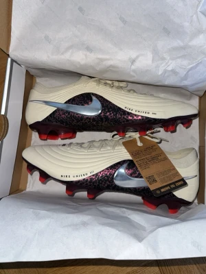 Nike tiempo oanvända - Helt nya med lappen kvar Nike tiempo. Köpta men aldrig använda pga för små, lappen är kvar på skolådan är kvar. Köpte för 2999 för 2 veckor sedan 