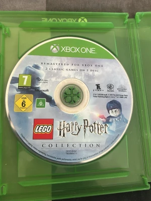 LEGO Harry Potter Collection Xbox One - Säljer LEGO Harry Potter Collection till Xbox One. Spelet innehåller två klassiska LEGO-spel på en skiva och har ett snyggt omslag med grönt Xbox-fodral. Perfekt för dig som gillar äventyr och magi i LEGO-världen!
