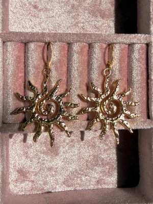 Handgjorda Sol-örhängen - Handgjorda örhängen i platerad guld och 925 sterling silver✨ Vattentåliga och allergivänliga!🌊🫶🏼