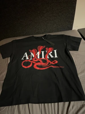 Svart Amiri t-shirt med röd orm - Aldrig använd amiri t-shirt
