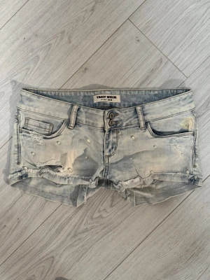 Low jeansshorts med pärlor - Midjemått: 40cm. Gren: 17cm. Kolla in min profil, följ för fler plagg🙌