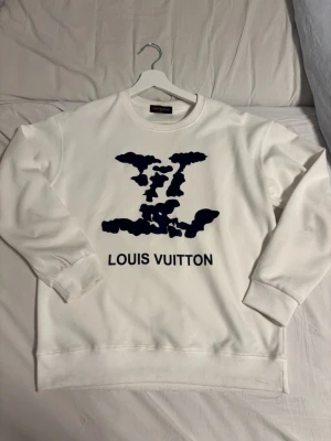 Vit hoddie  - Helt ny, aldrig använd ✨ Inga fläckar eller skador, i perfekt skick 👌 Storlek S 📏 Snygg och stilren design 🔥 Pris: 699kr 💸 Snabb frakt 🚚  Intresserad eller har du frågor? Skicka gärna ett meddelande 💬