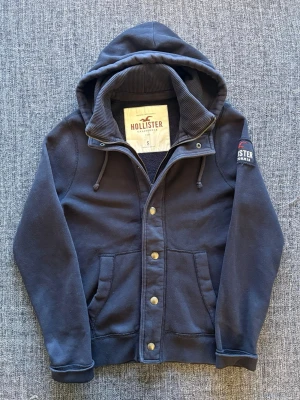 Hollister cardigan ~ vintage  - Sjukt eftertraktad Hollister cardigan ~ vintage modell som inte längre produceras | st S/true size | Rekomenderad längd mellan 170–180cm | färg svart | sällsynt modell | klassisk passform | OBS kan gå ner lite i pris vid snabb affär! 🏄