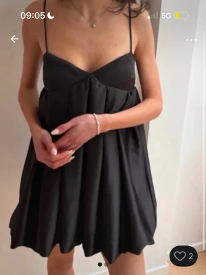 Svart kort klänning!! - Säljer en svart kort fin klänning från h&m såååå fin❤️