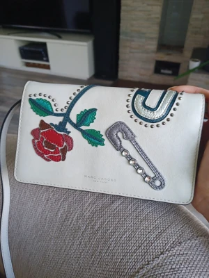 MARC JACOBS MJ Collage Embellished Patches Leather Wallet Crossbody Bag RARE -  Perfekt för dig som gillar unika accessoarer...  Up for your consideration Beautiful Marc Jacobs Collage Embellished Patches Wallet Crossbody Bag. It is beautifully crafted with Gorgeous High End Leather in Chalk White color embellished with nice patches designs that sure to attract attention. This is SOLD OUT everywhere, RARE and Very Hard to Find online. In fact ONLY ONE on ebay right now! This is a limited edition. Perfect for women looking for a small cute bag for night out or day out