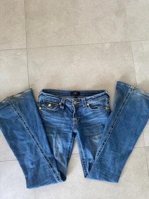 Blå bootcut jeans med slitningar - Nu är de tyvärr dags för mig att sälja mina favorit jeans då de blivit försmå 🥹 Dem är i W 25 och är väl omhändertagna 🥰
