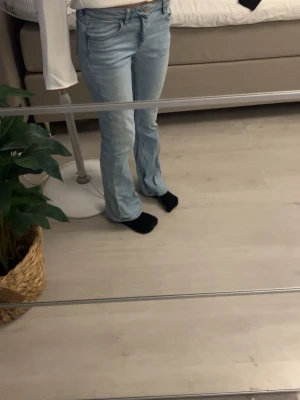Ljusblå bootcut jeans - Säljer ett par ljusblå bootcut jeans från Gina Young i srl 158 men passar mig som har Xs/s i byxor.byxorna är använda å är derför en liten fläck på benet (sista bilden) men fläcken är så liten så man tänker inte på den!