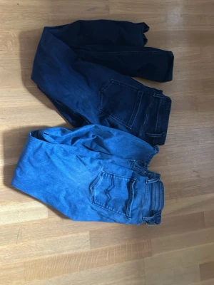 Två par Replay jeans - Säljer två par klassiska replay jeans i olika blå nyanser. Ena paret är mörkblått och det andra ljusblått, båda med raka ben och femficksmodell. Säljer då de är för små. Ett par for 200 och båda för 300. Skriv ifall funderingar eller frågor, även öppen för byten☺️