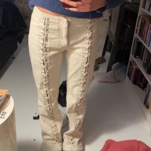 Super snygga jeans med knytningar - Sjukt snygga vit/beiga jeans med knytningar!🌟
