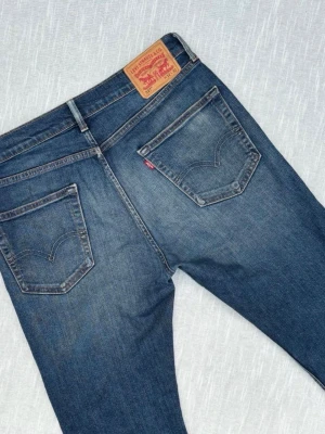 *Unika Levi’s 527* - Ett par mycket trevliga Bootcut Jeans från Levi’s. Detta är ett par Levi’s 527 som är en av de snyggare Levi’s jeansen om inte den snyggaste! Storlek W32/L32. Ett extremt billigt pris och perfekt för dig som vill resella. Hör av dig vid frågor!