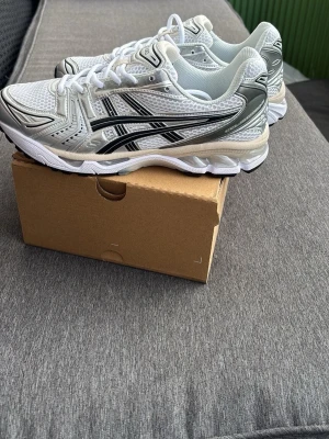 Asics gel kayano 14 - Våga lägga bud, pris kan diskuteras, direkt köp kan sänka priset enormt, skorna är oanvända!