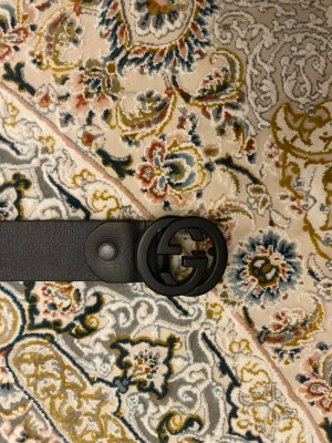 Svart skärp belte fin  - Snyggt svart bälte jätte bra med snygga jeans 