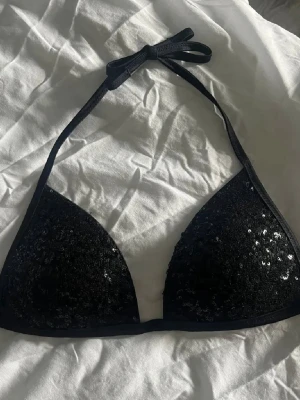 Svart bikiniöverdel calzedonia - Säljer en svart bikiniöverdel från Calzedonia med glittriga paljetter. Klassisk trekantsmodell med knyt i nacken och ryggen. Superfin, men tyvärr har den blivit förstor för mig💕Passar jättefint till ett par svarta vanliga bikinitrosor, köpt för ca 400 kr