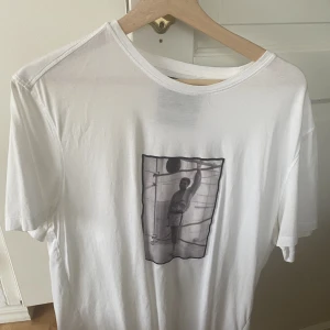 Limitato t-shirt -  Knappt använd. Nypris 1799 kr.Storlek XL, men passar mer som L.   
