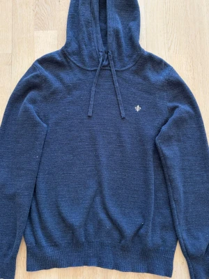 Morris Hoodie - Säljer denna riktigt feta morrishoodie! Inga hål eller defekter alls och knappt använd mer än 10 gånger! Köpt från CarofCarl. 100% bomull! Bara att skriva vid funderingar och för fler bilder! Kan gå ner i pris men eftersom nypris är runt 2000 kr och den knappt är använd! Tyvärr har jag inte kvar taggen. Bara att skriva för bilder när den är på!