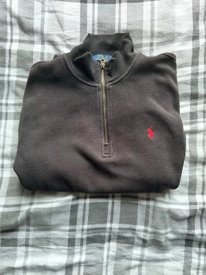 Polo Ralph Lauren Half-Zip - | Polo Ralph Lauren | Half-Zip | Small | Röd Logga | 349kr | Svart | Mycket Bra Skick |   Skickar inom 24h📦  Kontakta vid minsta fråga eller fundering🤩