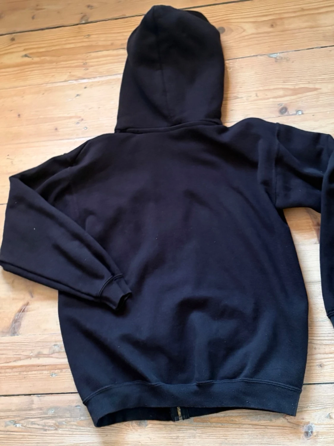 Svart hoodie med dragkedja och tryck - 1