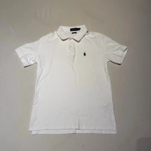 Polo Ralph lauren t-shirt - Polo Ralph lauren t-shirt i mycket bra skick. Inga defekter, säljer då den inte passar mig längre. 