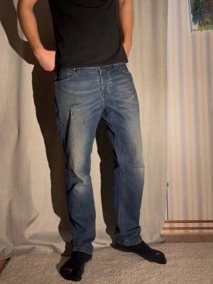 Diesel Jeans 33/32 - Säljer nu dessa galet feta jeansen från Diesel storlek 34/32 men de sitter mer som 33 i midjan, Jeansen har en lagning vid låret. Modellen är 188cm och väger 78kg  Total längd: 103 Benöppning: 18 Midja: 43  Priset kan som alltid diskuteras, hör av er vid minsta fundering! Mvh Charlie