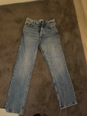 Blå raka jeans från ZARA - använd 1-2 gånger, midwaisted storlek 32
