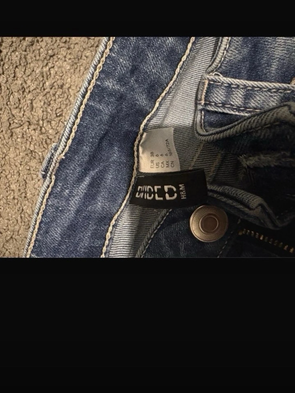 Blå bootcut jeans med slitna detaljer - 2