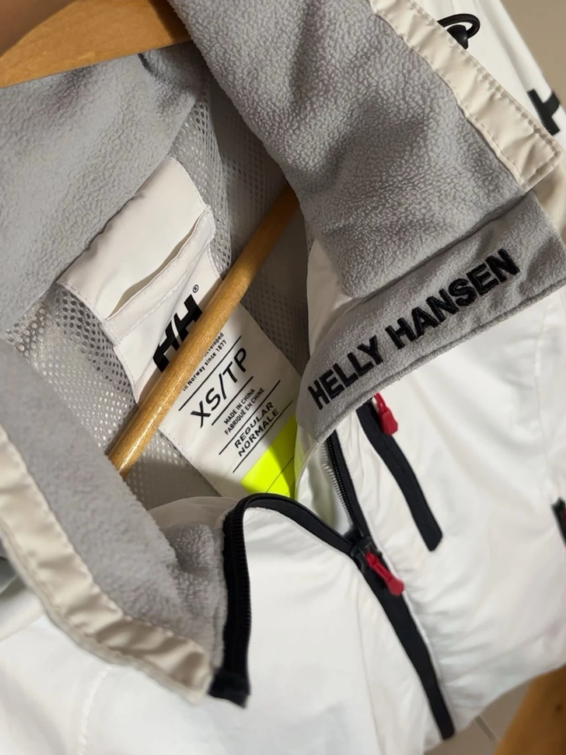 Vit vindjacka från Helly Hansen - 3