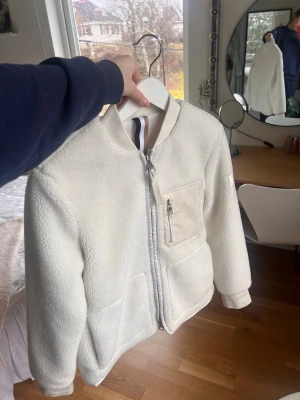Hugo Boss teddy jacka - Supersnygg Hugo Boss Teddy jacka i mycket bra skick, endast använd ett fåtal gånger. Den enda defekten som finns är på en lapp på insidan vilket inte märks och syns såklart inte på utsidan (se sista bild). Pris kan diskuteras💕