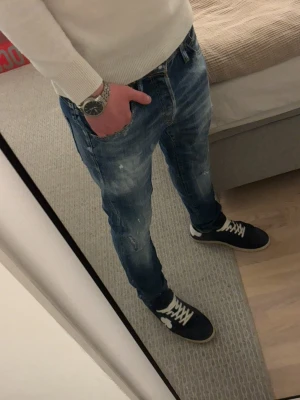 Sällsynta slim jeans slitningar Jack&Jones - Tja! Säljer ett par riktigt snygga jeans ifrån Jack&Jones | Säljs inte längre i butik så väldigt limiterade! | W30 L 30 | Jag på bilden är 183! | Hör av er vid minsta lilla fundering🙌 
