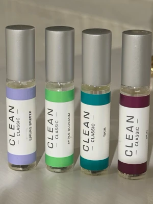 CLEAN Classic parfymset 4-pack - Fyra olika parfymer från CLEAN Classic-serien: Spring Breeze, Apple Blossom, Rain och Skin. Aldrig använda! En innehåller 5 ml🤩