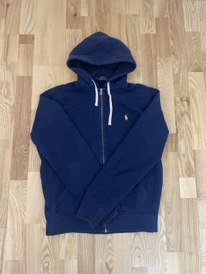 Ralph lauren kofta  - Blå Ralph Lauren kofta - Storlek M - Skick 9/10 - Hör av er vid minsta fundering!