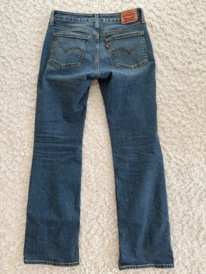 Lågmidjade Levis jeans - Modell low boot från Levis i strl 27/32 i nyskick🫶🏻nypris 949