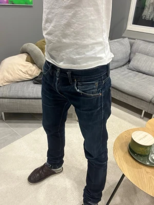 Selvedge Jeans  - Snygga mörkblå jeans med klassisk fem fickig design. Jeansen har kontrastsömmar och en lätt tvättad look. Perfekta till sneakers eller boots och passar till många olika stilar. Selvedge jeans vilket innebär ett lite tyngre material som kommer att forma sig efter hur du använder dem PRISET EJ HUGGET I STEN!!!! Kontakta om frågor. Jeansen har hål men inget synligt 