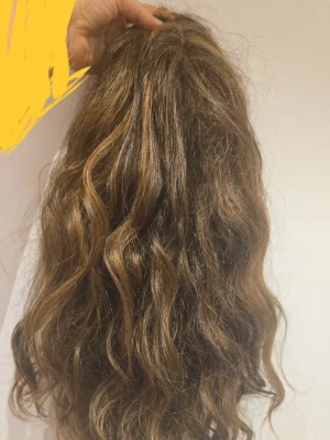 Brun lockig hårdel Jon Renau - Säljer en brun lockig hårdel från Jon Renau. Hårdelen har naturliga vågor och flera nyanser av brunt med lite ljusare slingor. Perfekt för dig som vill ha extra volym eller längd till håret. Märkt med 'Hair Goods Made in Indonesia'.