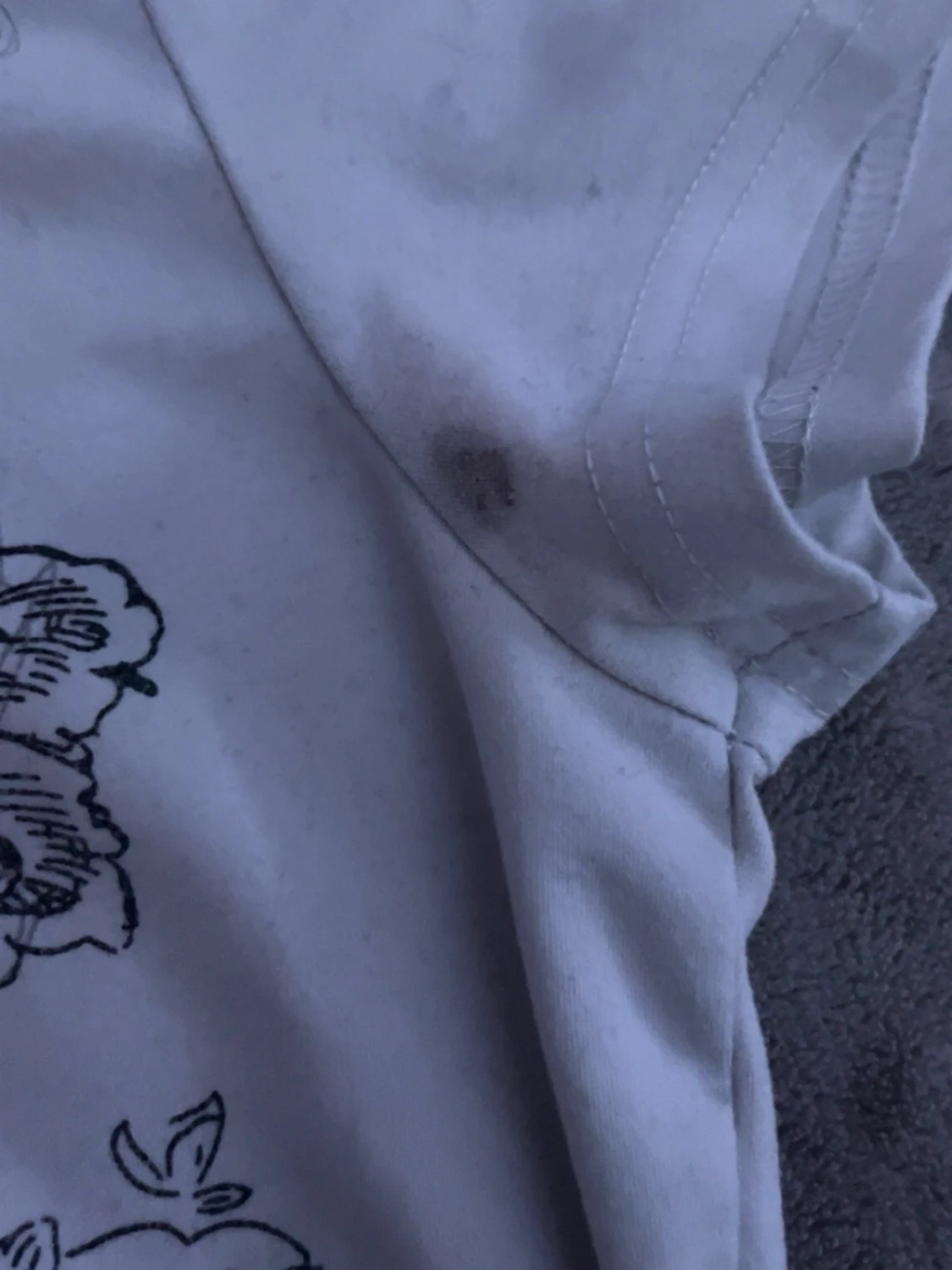 Vit t-shirt med svart blommönster - 2