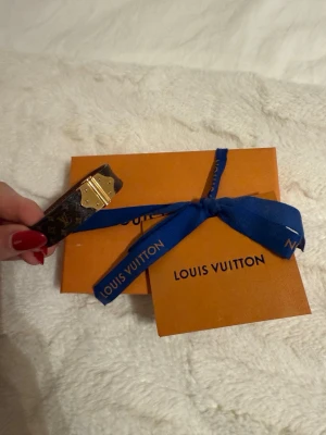 Louis Vuitton armband  - Äkta LV armband, finns låda med som på bilden. Sparsamt använt, säljer då jag inte använder det så mycket längre 