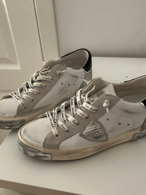 Helt nya Philippe Models - Nya stilrena Phillipe models som jag säljer då de tyvärr ej passade mig! Perfekt nu till våren/sommarn. Nypris ligger på ca 4395kr (se slide 4) samt så är priset diskuterbart vid snabb affär! 