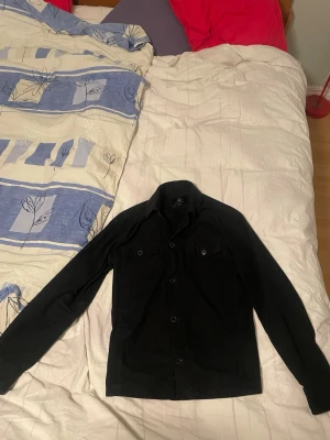 Svart overshirt  - Svart overshirt i storlek S från Cubus, bra skick. Säljs pga används ej, 100% bomull