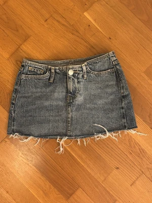 Lågmidjad jeanskjol  - Lågmindjad liten skoj. Skit snygg på. Kan tyvärr inte visa den på då jag vuxit ur den!