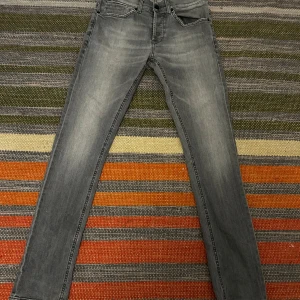 Dondup jeans - Säljer nu dessa riktigt feta dondup jeans i modellen George. Jeansen är i storlek 32 och i väldigt bra skick. Mitt pris: 649