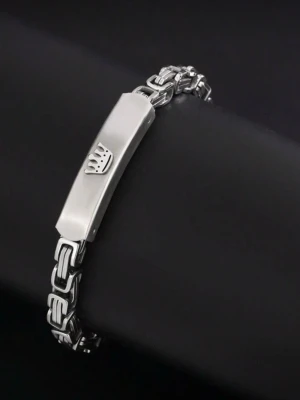 R0LEX armband  - Snyggt armband i rostfritt stål med kraftiga, rektangulära länkar och en platta med en krona som detalj. Armbandet har en modern och stilren look som passar perfekt till streetwear eller för att ge outfiten en extra edge. Låset är robust och designen känns exklusiv.