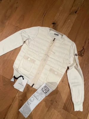 Moncler cardigan dam vit  - Äkta den scannar ☺️ skickar samma dag. Sitter mer som en xs/s . Tyvär har tappat kvittot på bilden men den är köpt på nk förra året ☺️