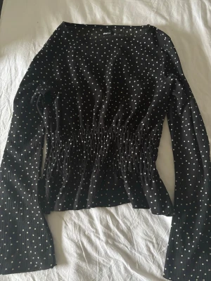 Svart prickig topp med smock - Svart långärmad topp med vita prickar