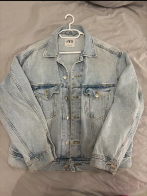 Ljusblå jeansjacka från Zara - Jätte snygg ljusblå jeansjacka från Zara som är helt perfekt nu när det börjar bli varmare! Jackan är aldrig använd endast testad💞